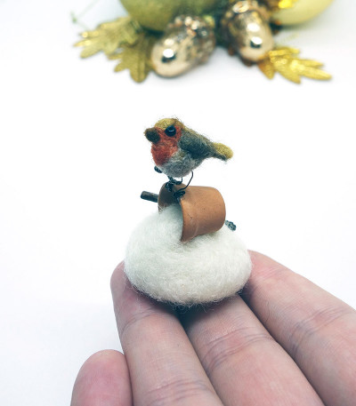 Robin Needle Fielded Miniature Christmas Gift Tiny Winter Scene