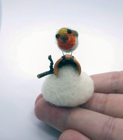 Robin Needle Fielded Miniature Christmas Gift Tiny Winter Scene