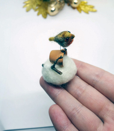 Robin Needle Fielded Miniature Christmas Gift Tiny Winter Scene